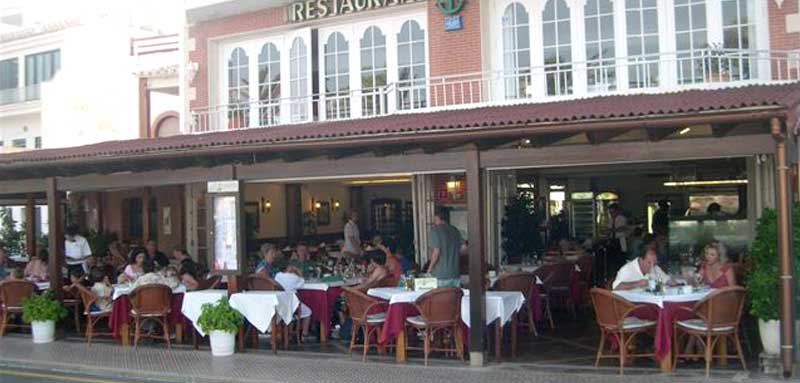 Fotografía del restaurante S'Àncora de Fornells de noche