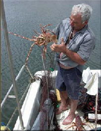 Un pescador amb una llagosta a la ma