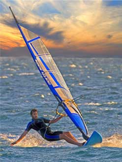 Deportista haciendo Windsurf